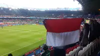 Salah satu suporter asal Indonesia membentangkan bendera Merah Putih usai laga timnas Wales melawan Irlandia Utara, di Parc des Princes, Paris, Sabtu (25/6/2016). (Bola.com/Ary Wibowo). 