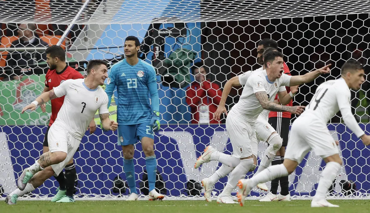 Para pemain Uruguay merayakan gol yang dicetak oleh Jose Gimenez ke gawang Mesir pada laga Piala Dunia di Stadion Ekaterinburg, Jumat (15/6/2018). Uruguay menang 1-0 atas Mesir. (AP/Mark Baker)