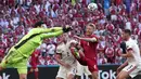 Permainan kedua tim kian lepas, Denmark terkurung hingga menit ke-65. Meski begitu, Denmark bukannya tanpa perlawanan. (Foto: AP/Pool/Martin Meissner)