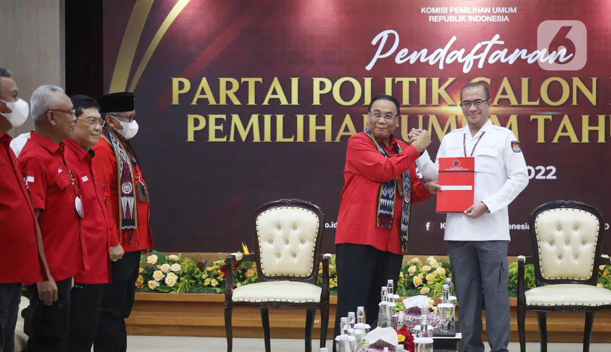 Ketua KPU RI Hasyim Asy'ari menerima berkasdari Ketua DPP PDIP Bidang Pemenangan Pemilu Bambang Wuryanto di Gedung Komisi Pemilihan Umum (KPU) RI, Jakarta, Senin (1/8/2022). Pendaftaran calon partai politik (parpol) peserta Pemilu dimulai tanggal 1 hingga 14 Agustus 2022. Pada hari pertama partai yang mendaftar yakni PDIP, PKS, PKP, Partai Reformasi, Partai Nasdem, Partai Prima, Perindo, dan PBB. (Liputan6.com/Angga Yuniar)