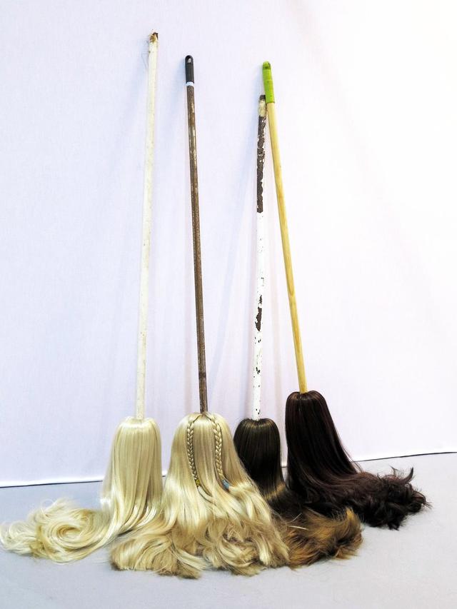 6 Potret Sapu dengan Bentuk Nyeleneh, Ada yang Terbuat dari Boneka