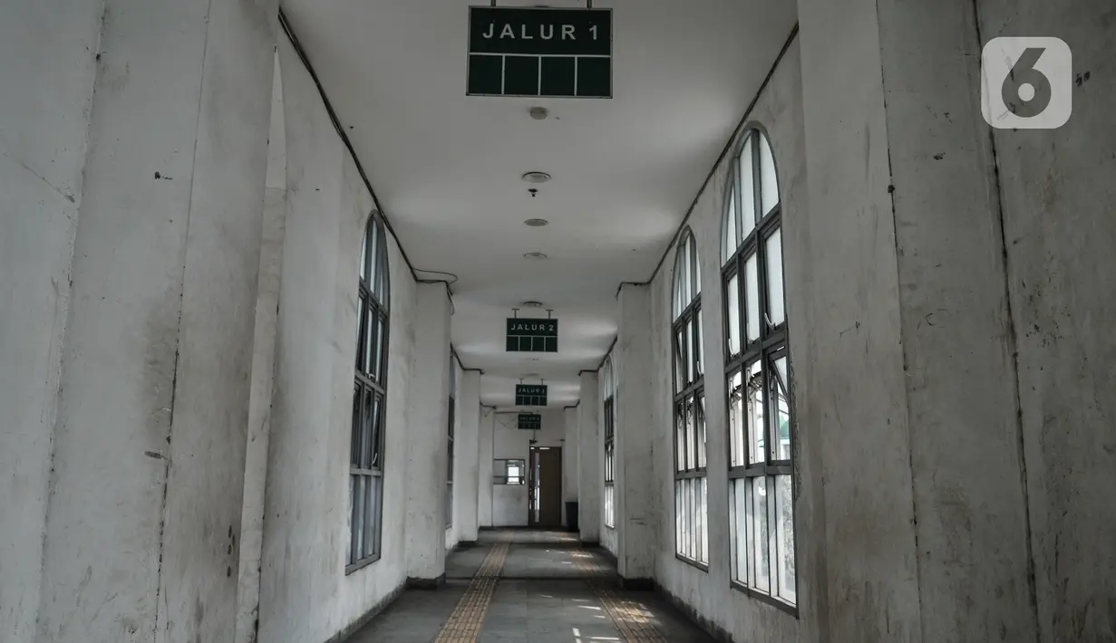 Kondisi bagian dalam Terminal Rawamangun, Jakarta, Senin (20/7/2020). Revitalisasi Terminal Rawamangun diharapkan dapat selaras dengan program Pemprov DKI Jakarta untuk mengintegrasikan antarmoda transportasi. (merdeka.com/Iqbal S Nugroho)