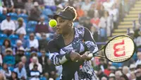 Pemain Amerika Serikat, Serena Williams berusaha mengembalikan bola menuju petenis ganda putri Sara Sorribes Tormo dari Spanyol dan Marie Bouzkova dari Republik Ceko saat putaran 8 pertandingan tenis ganda putri, yang ia mainkan dengan Ons Jabeur Tunisia pada hari ketiga turnamen tenis Eastbourne International di Eastbourne, Inggris pada 21 Juni 2022. (AFP/Glyn Kirk)