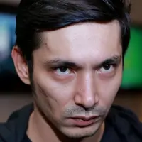 Pertama kali membintangi film action atau laga, aktor Abimana Aryasatya memerankan sendiri adegan meloncat dari lantai tiga sebuah gedung parkir. (Galih W. Satria/Bintang.com)