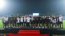 Para pemain dan staf pelatih Persijap Jepara foto bersama saat launching skuad untuk mengarungi Super League musim 2025/2026 di Stadion Gelora Bumi Kartini (GBK) Jepara, Sabtu (26/7/2025). (Bola.com/M. Iqbal Ichsan)