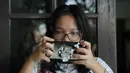 Meutya Hafid menambahkan bahwa semua platform digital yang berbisnis di Indonesia untuk segera menyelaraskan produk, fitur, dan layanan sesuai dengan peraturan yang berlaku. Tampak dalam foto, Maura Munthe memainkan permainan daring (online game platform), Roblox, melalui smartphone di rumahnya, Jakarta, 14 Maret 2026. (AP Photo/Dita Alangkara)