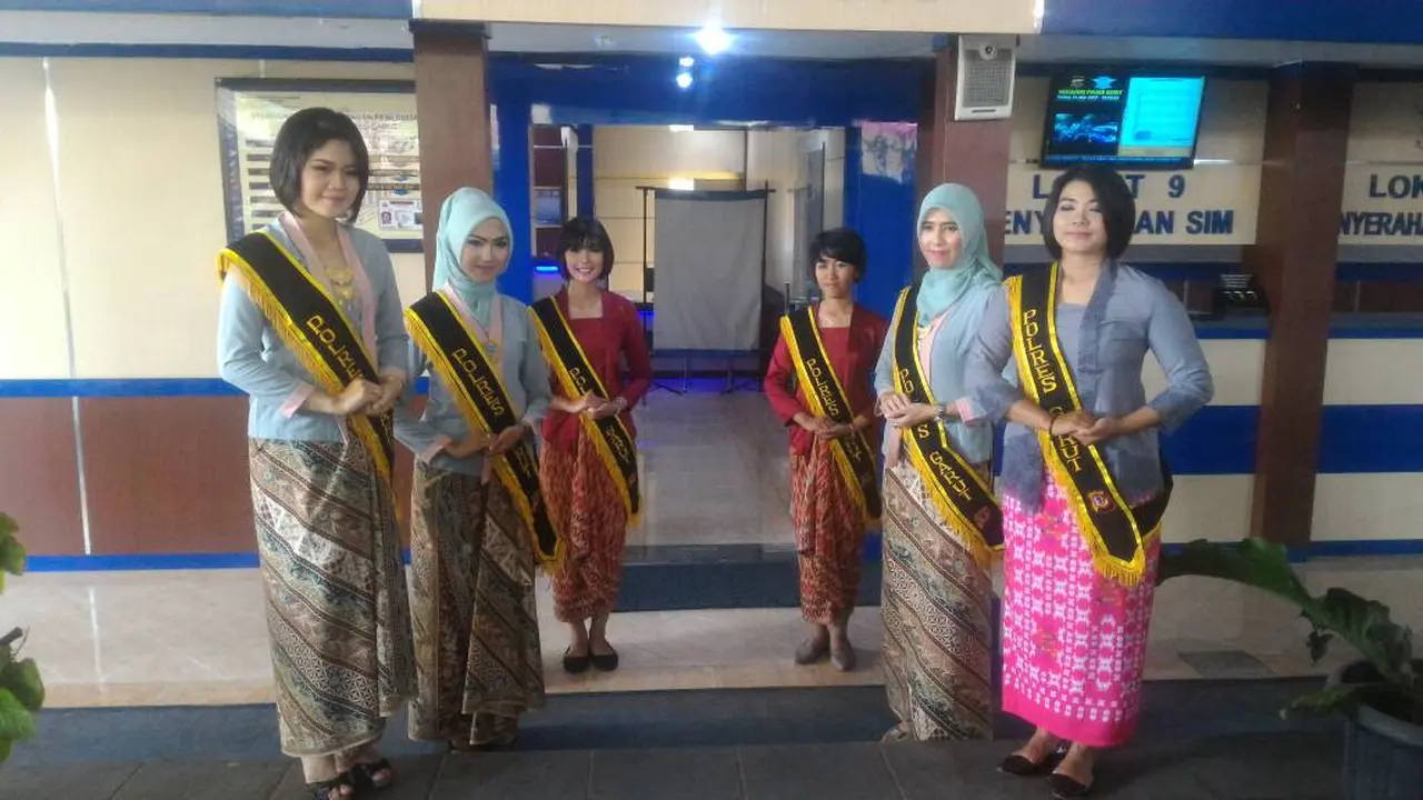 Polwan Polres Garut Berdandan Ala Kartini