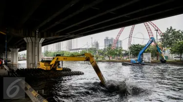 Alat berat mengeruk endapan lumpur di Kali Ancol, Jakarta, Selasa (11/4). Dinas Tata Air DKI Jakarta mengeruk Kali Ancol guna meminimalisir luapan air yang kerap menggenangi Jalan RE Martadinata dan Jalan Lodan Raya. (Liputan6.com/Faizal Fanani)