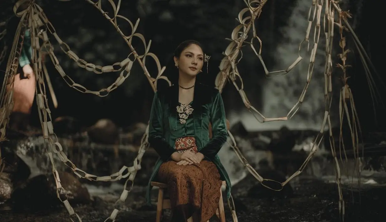 Lihat penampilan luar biasa Jessica Mila dalam balutan kebaya velvet berwarna hijau. Ia padukan dengan kain batik sebagai rok dan sematan bros emas di bagian tengah dada. [Foto: Instagram/jscmila]