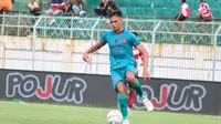 Bek Persita Tangerang, Christian Rontini pada pertandingan kontra Madura United di BRI Liga 1. (Wahyu Pratama/Bola.com)