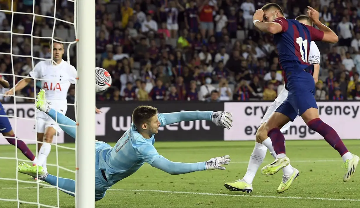 Barcelona berhasil menyamakan kedudukan 2-2 dengan Tottenham Hotspur pada menit ke-81 melalui sepakan Ferran Torres di dalam kotak penalti. Selanjutnya Ansu Fat membawa Barcelona unggul 3-2 pada menit ke-90 dan dilanjutkan Abde Ezzalzouli pada menit ke-90+3. (Pau BARRENA/AFP)