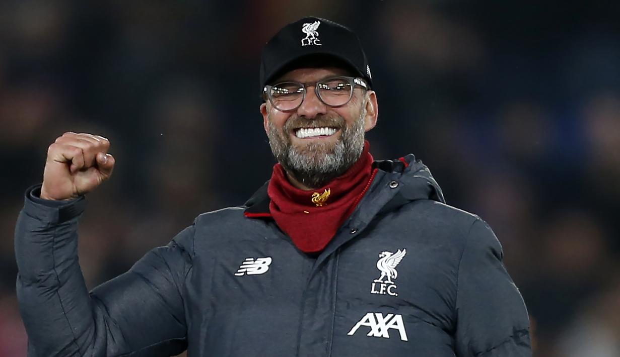 Pelatih Liverpool, Juergen Klopp, merayakan kemenangan atas Crystal Palace pada laga Premier League di Stadion Selhurst Park, London, Sabtu (23/11). Palace kalah 1-2 dari Liverpool. (AFP/Ian Kington)