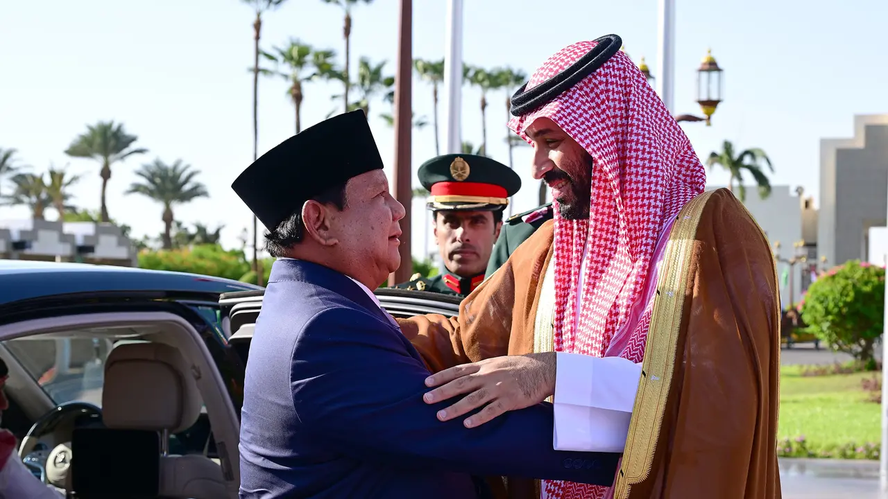 Presiden Prabowo Subianto disambut Putra Mahkota sekaligus Perdana Menteri Arab Saudi, Pangeran Mohammed bin Salman Al Saud (MBS) di Istana Al-Salam, Jeddah, Rabu, 2 Juli 2025. (Foto: Muchlis Jr - Biro Pers Sekretariat Presiden)