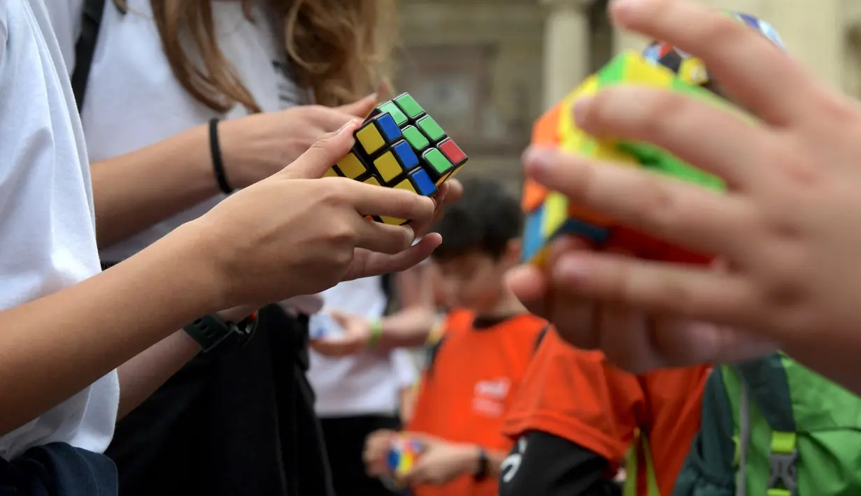 Permainan Kubus Rubik berguna untuk meningkatkan perkembangan kinerja otak yang terwujud dalam kemampuan berpikir logis, kreatif, strategis, komunikatif, serta mengembangkan ketelitian dan konsentrasi. (Ferenc ISZA/AFP)