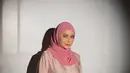 Untuk tampilan minimalis, Meisya Siregar padukan kemeja satin bermotif floral dengan celana putih. Ia pun lengkapi busananya dengan hijab pink polos [@meisya_siregar]