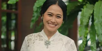 Potret cantik Putri Ayudya pakai kebaya janggan ini bisa jadi inspirasi busana pengantin juga loh, Sahabat FIMELA. [Foto: Instagram/_putriayudya]