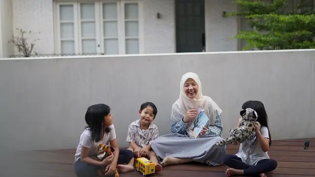 Natasha Rizki bacakan buku untuk anak (Instagram/natasharizkynew)