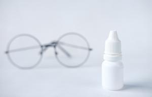 Ilustrasi obat tetes mata. (Photo by Towfiqu barbhuiya on Unsplash)