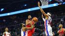 Pemain Chicago Bulls, Dwyane Wade #3 berusaha melewati hadangan pemain Detroit Pistons  pada laga NBA di Auburn Hills, (07/12/2016). (Reuters/Aaron Doster-USA TODAY Sports)