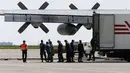 Beberapa petugas memindahkan peti jenasah korban jatuhnya pesawat Malaysia Airlines MH-17 di Bandara Kharkiv, (23/7/2014), untuk diterbangkan menuju Belanda. (REUTERS/Gleb Garanich)