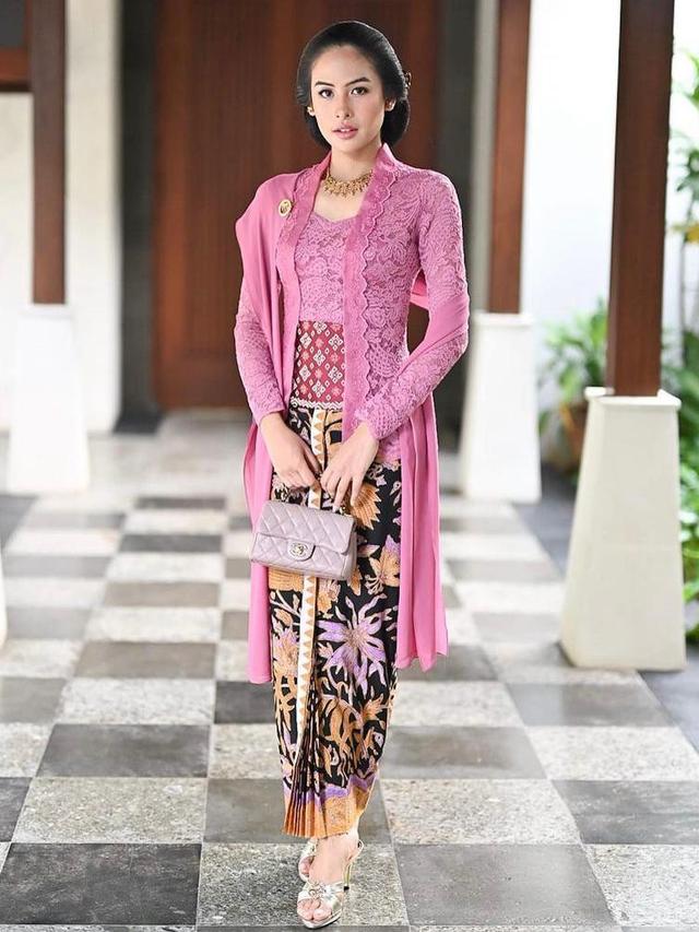 6 Ide Kebaya Brokat untuk Bridesmaid dari Maudy Ayunda hingga Nikita Willy