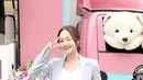 Tak kalah menawan, kali ini Park Min Young memadukan white blouse dengan blazer dan pants warna baby blue yang senada. (Instagram/rachelmypark).