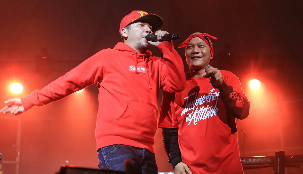 Tawa dari para penonton tak terhindarkan lagi mendengar celetukan ayah satu anak tersebut. Iwa santai tetap dengan gaya ngerapnya. (Adrian Putra/Bintang.com)