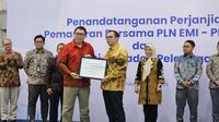 Penyerahan Renewable Energy Certificate (REC) yang diterima oleh VP Network/IT Stra, Tech, & Architecture Telkom Ermono Liman Prabowo. (sumber: Telkom Indonesia)