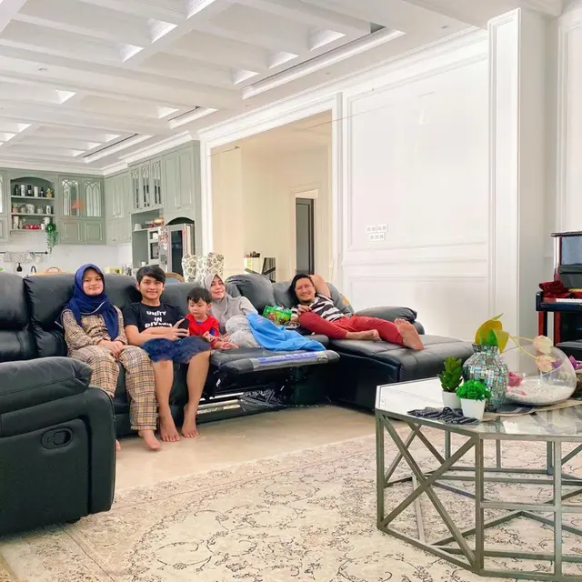 6 Momen Seleb Tanah Air Isolasi di Rumah, Ada yang Mendampingi Anak Belajar