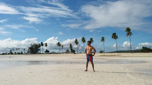 Lokasi pantai katembe kerap dijadikan spot foto terbaik saat liburan.(Liputan6.com/Ahmad Akbar Fua)
