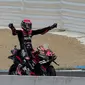 Aleix Espargaro jadi pembalap tercepat di kualifikasi MotoGP Spanyol dan berhak atas pole position. (JORGE GUERRERO/AFP)