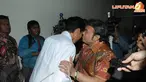 Jokowi dan Rhoma Irama tampak bersalaman dan berpelukan saat bertemu di salah satu stasiun televisi swasta (Liputan6.com/Herman Zakharia)