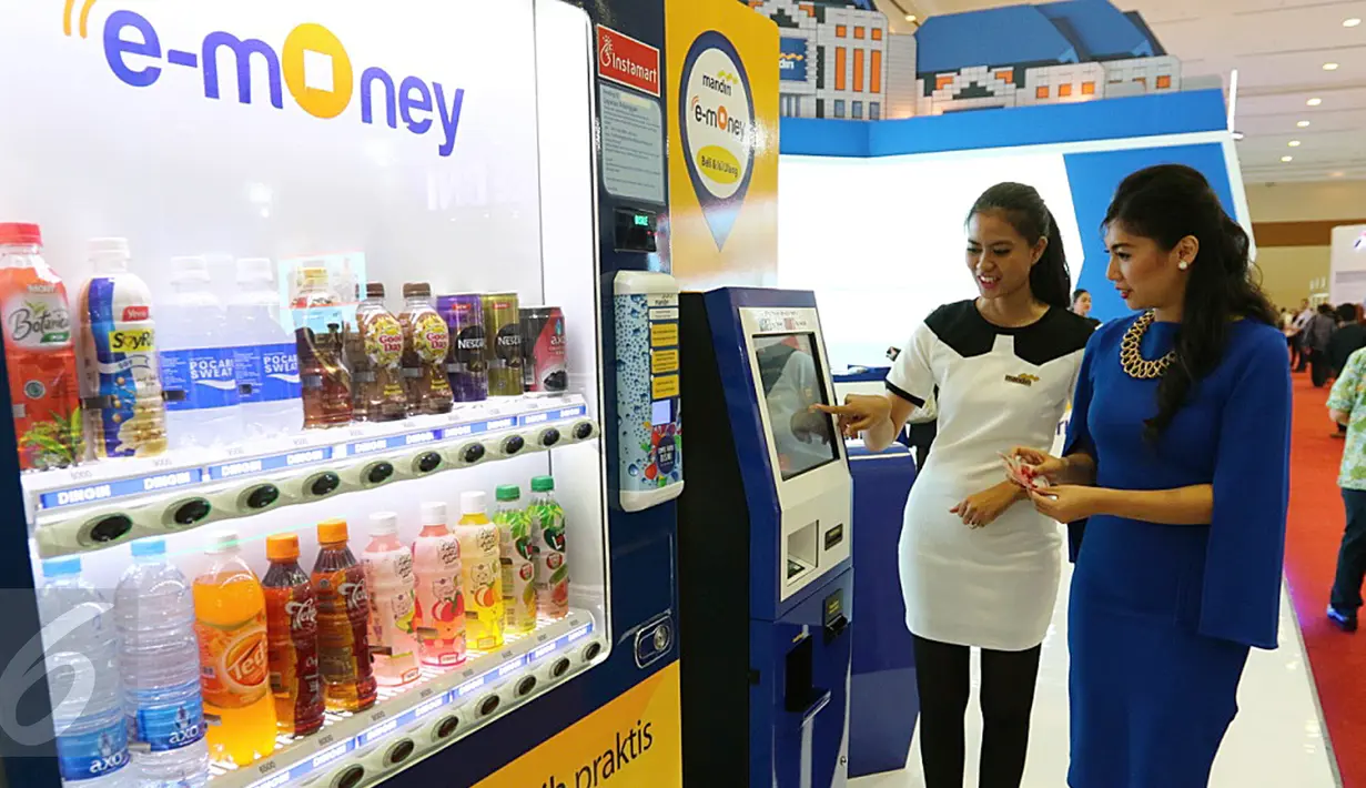 Pengunjung mencoba mesin top up Mandiri e-money di gerai Bank Mandiri pada event IBD Expo 2016 di Jakarta, Kamis (8/9). Hingga Juli 2016, terdapat 7,9 juta kartu berlogo Mandiri E-Money yang telah diterbitkan. (Liputan6.com/Fery Pradolo)
