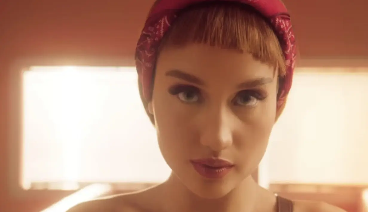 <p>Bulu mata panjang dengan kontak lensa semakin membuat Cinta terlihat seperti Barbie hidup. @claurakiehl</p>