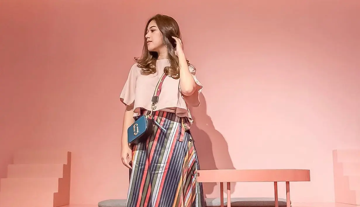 Rok yang colorfull juga menjadi salah satu fashion item yang sering ia gunakan. (Liputan6.com/IG/@nabilagardena)