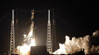 Roket Falcon 9 lepas landas dari Space Launch Complex 40 di Florida's Cape Canaveral Air Force Station, Amerika Serikat, Kamis (23/5/2019). SpaceX meluncurkan satelit Starlink ke orbit setelah batal melakukannya pada minggu lalu lantaran gangguan angin kencang. (AP Foto John Raoux)