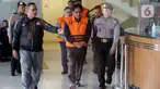 Direktur Utama PT Inhutani V Dicky Yuana Rady (tengah depan) digiring petugas sesaat jelang rilis penahanan di Gedung Merah Putih Komisi Pemberantasan Korupsi (KPK), Jakarta, Kamis (14/8/2025). (Liputan6.com/Helmi Fithriansyah)