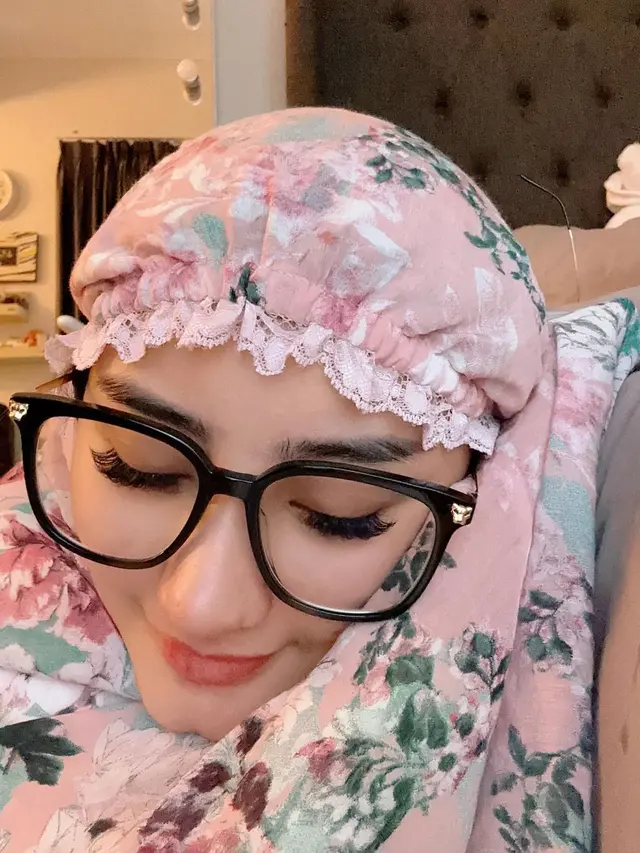 6 Potret Ghea Youbi Pakai Hijab, Penampilannya Bikin Pangling