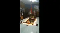 Polisi tetap mengizinkan Paguyuban Siliwangi menggelar ritual kebangsaan di makam Sawunggaling asal berjanji tidak mengulangi Salawat Pancasila. (Liputan6.com/Dian Kurniawan)