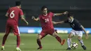 Gelandang Timnas Indonesia, Fadil Sausu, berusaha merebut bola dari pemain Kamboja pada laga persahabatan di Stadion Patriot, Bekasi, Rabu (4/10/2017). Indonesia menang 3-1 atas Kamboja. (Bola.com/Vitalis Yogi Trisna)