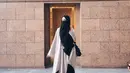 <p>Dia tampak anggun mengenakan abaya perbaduan hitam dan krem. Dia juga melengkapi penampilannya dengan cadar. (Foto: Instagram/ michelleziu)</p>