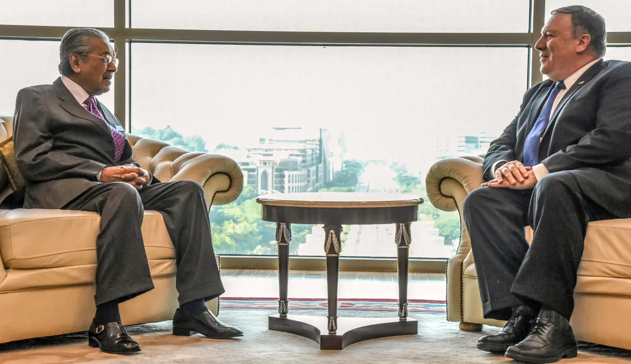 Menteri Luar Negeri AS, Mike Pompeo bertemu dengan Perdana Menteri Malaysia, Mahathir Mohamad di Putrajaya, Kuala Lumpur, Jumat (3/8). Kunjungan Pompeo tersebut untuk mengakhiri lawatan dua hari di Malaysia. (Malaysia Information Ministry via AP)
