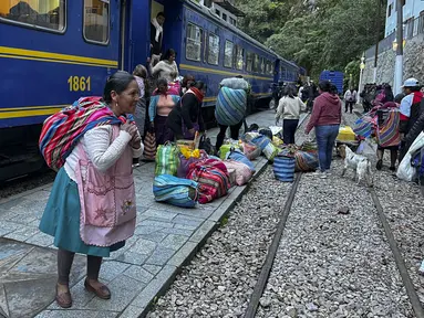 Penduduk dan pengunjung tiba di Machu Picchu, Peru dengan kereta pertama setelah layanan dari Ollantaytambo diperbarui, Rabu (8/2/2023). Layanan kereta api ke Machu Picchu di Peru sebagian diaktifkan kembali Rabu ini untuk mengangkut penduduk lokal, setelah penangguhan hampir tiga minggu karena blokade rel kereta api akibat protes anti-pemerintah yang mengguncang negara Andes. (Carolina Paucar / AFP)