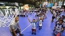 Anak-anak memasukan bola basket ke dalam keranjang pada program Junior NBA Indonesia di Cilandak, Jakarta, Sabtu (24/3). Peserta diberikan pelatihan tentang dasar-dasar olahraga basket. (Liputan6.com/Fery Pradolo)