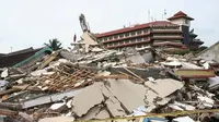 Potret lawas saat Gempa Jogja tahun 2006. (Sumber Foto oleh Anton Asmonodento via Instagram/wonderfuljogja)