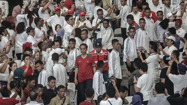 FOTO: Pakai Jersey Timnas, Jokowi Tonton Pertandingan Sepak Bola di GBK