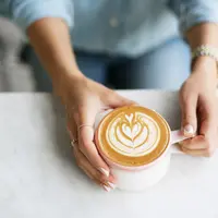 Gara-gara gaya hidupnya yang "wah", orang yang suka banget kopi ini jadi nggak punya tabungan di usianya yang sudah 30 tahun. (Ilustrasi: popsugar.com)