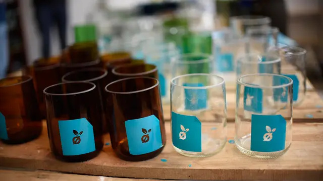 20170214- Intip Botol Bekas Jadi Gelas Cantik di Guatemala-AFP Photo