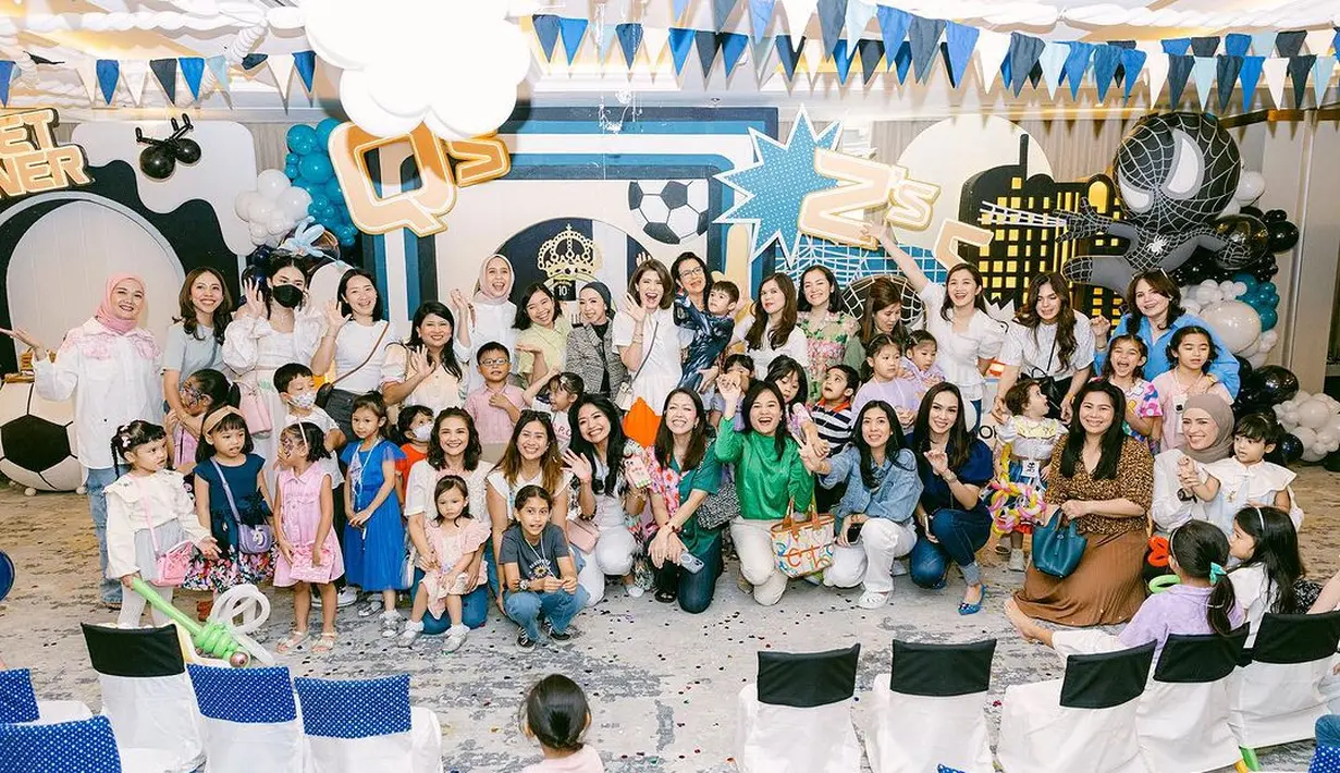 Sekedar informasi, Carissa Putri resmi menikah dengan Navies Abdullah Naif pada 31 Maret 2012 lalu. Kebahagiaan makin lengkap dengan kelahiran anak pertamanya Quenzino Acana Naif pada 19 September 2013. Sedangkan, anak keduanya lahir dibulan yang sama yaitu, 25 September 2018. [Instagram/carissa_puteri]