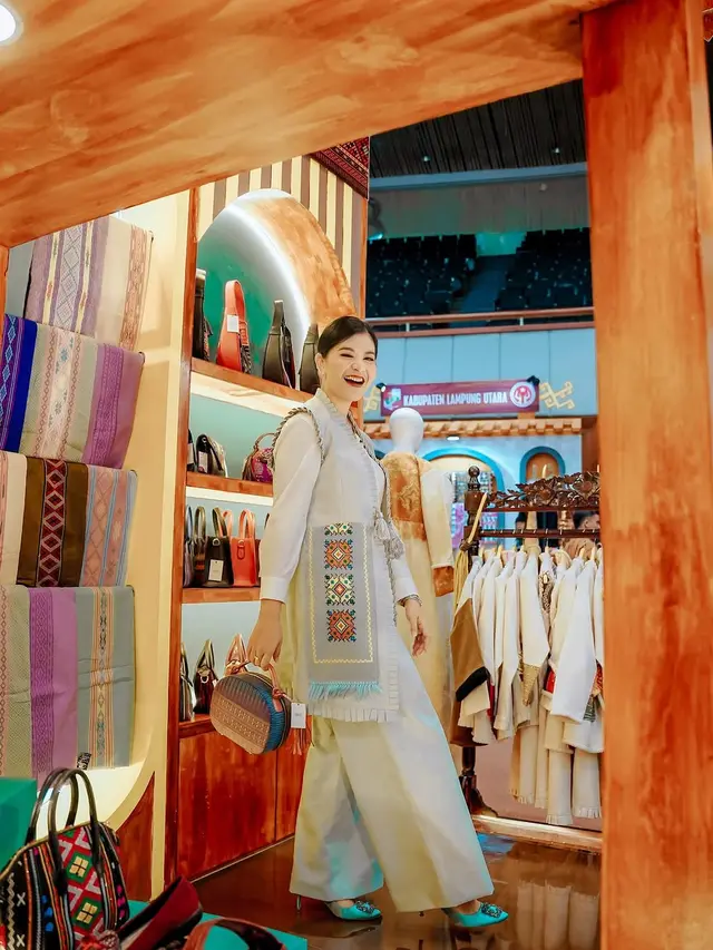 Deretan Sepatu Branded Kahiyang Ayu yang Iringi Tampilan Mewahnya di Berbagai Tampilan